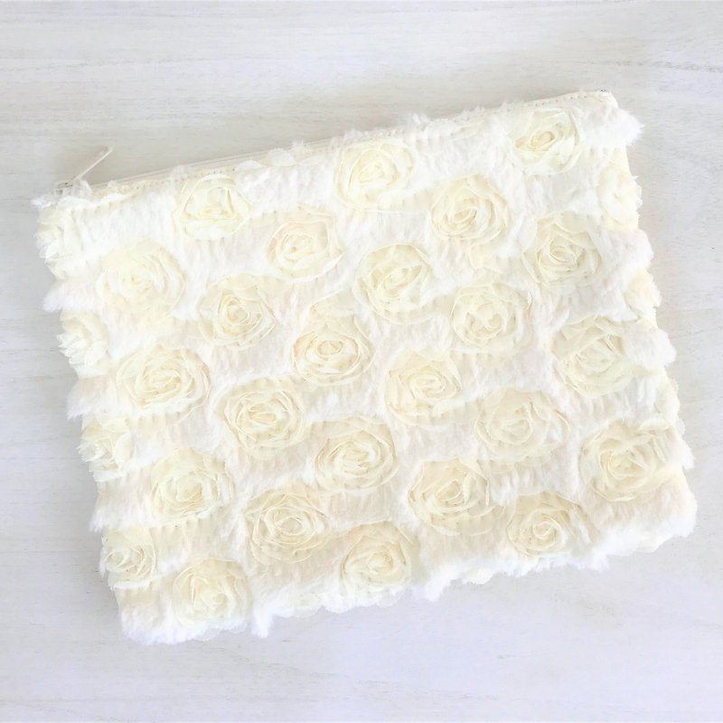 花柄刺繍 ふわふわファー フラットポーチ オフホワイト - 化妆包/杂物包 - 聚酯纤维 白色