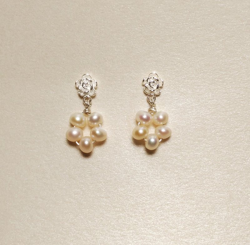 小花珍珠耳环 - 耳环/耳夹 - 其他金属 白色