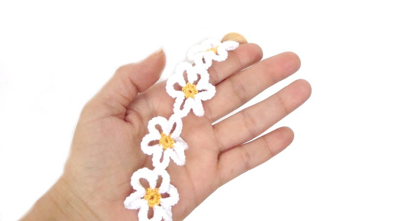 Daisy flower bracelet crochet , fiber textile jewelry, white daisy crochet bracelet, floral textile jewlery, daisy flowers bracelet, - 手链/手环 - 棉．麻 白色