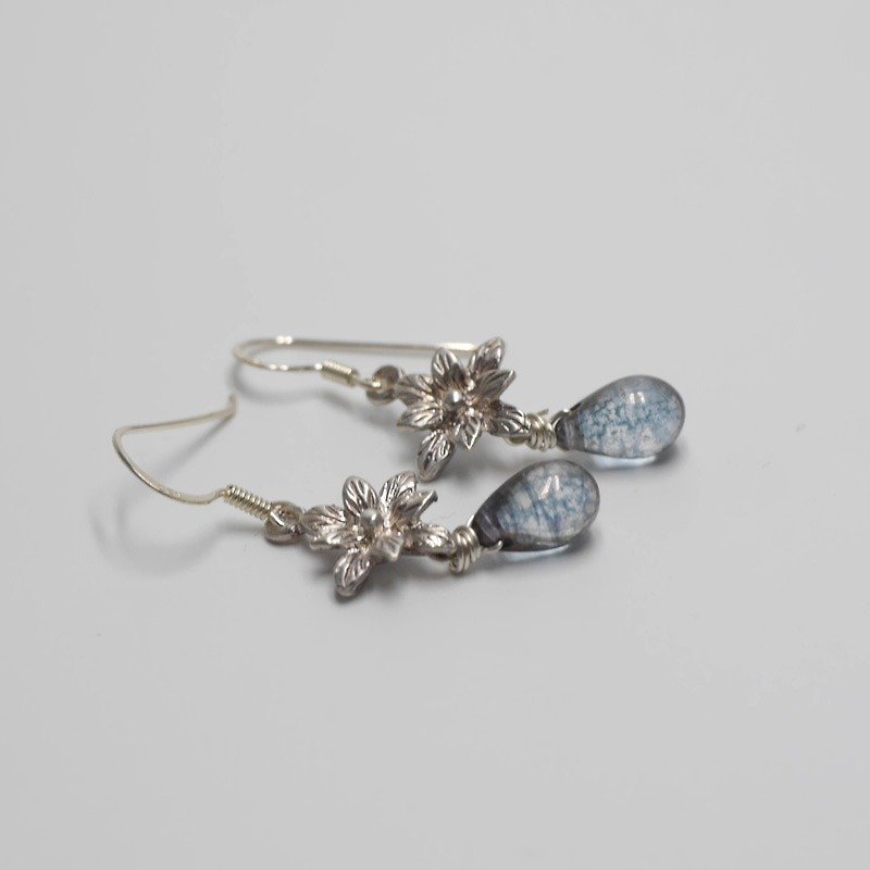 Candy Jewelry 925纯银蓝灰色花朵琉璃耳环 耳勾(可改夹式) - 耳环/耳夹 - 琉璃 灰色