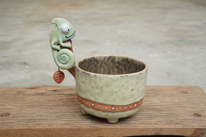 Branch with chameleon plant pot for cactus , handmade ceramic , pottery - 花瓶/陶器 - 陶 黄色