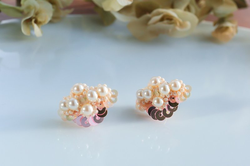 パールフラワーピアス サテンピンク - 耳环/耳夹 - 其他材质 粉红色