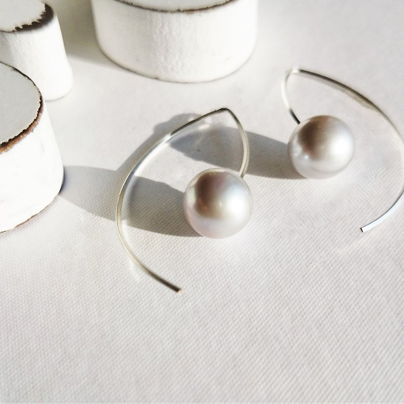 SV925SF big round silver pearl marquis pierced earing - 耳环/耳夹 - 宝石 银色