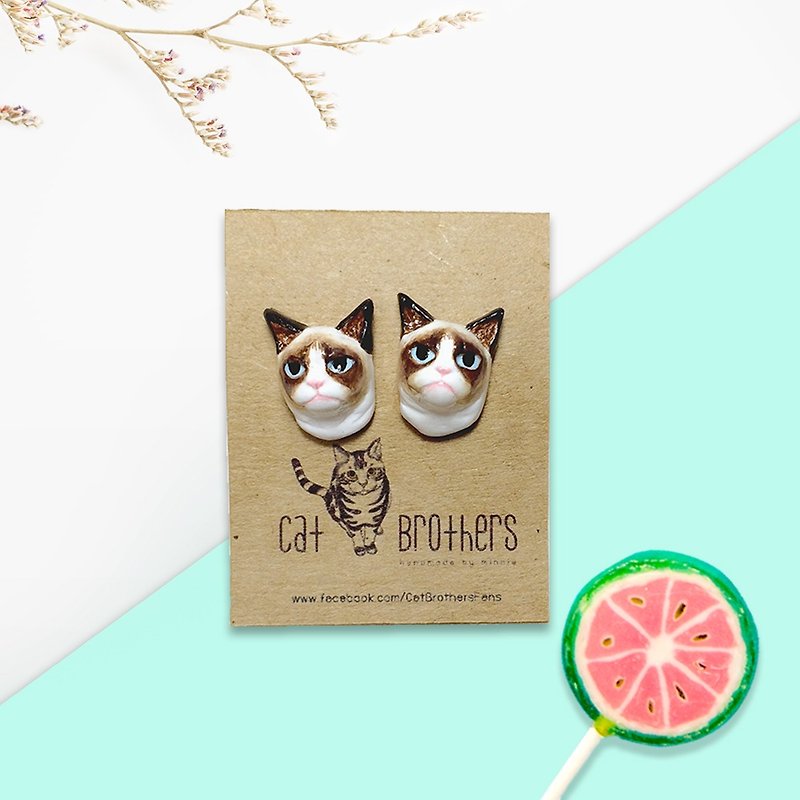 Grumpy Cat Earrings, Cat Stud Earrings, cat lover gifts - 耳环/耳夹 - 粘土 咖啡色