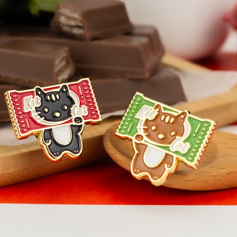 Kit Cat 珐琅别针 — 日本零食别针 |可爱的食物插画|食物双关语 - 胸针 - 其他金属 黑色