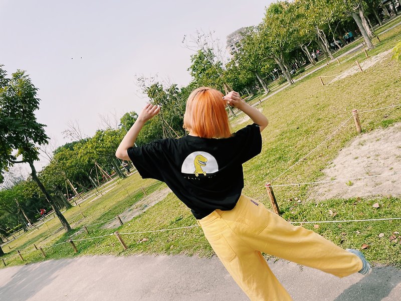 what's up 恐龙季 T-shirt - 女装 T 恤 - 棉．麻 黑色