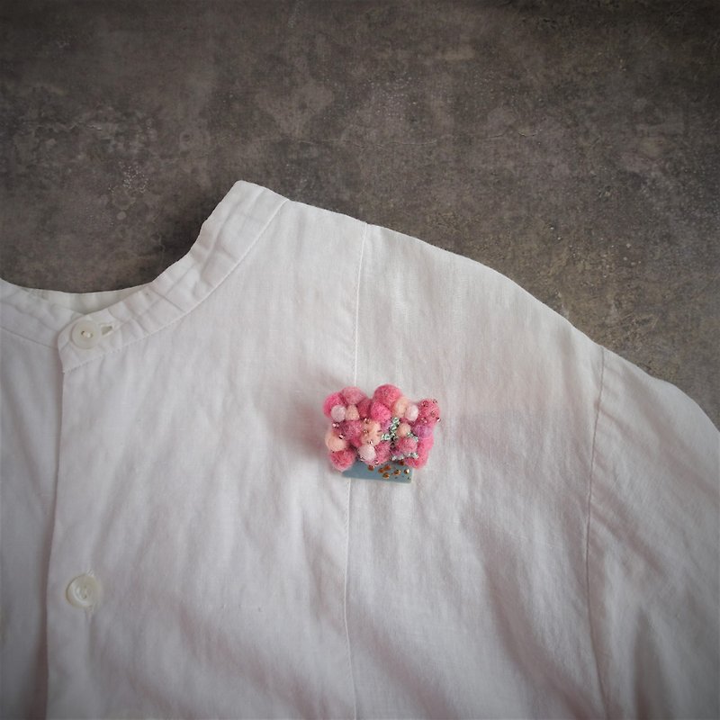 金継ぎ 羊毛  刺繍  シータイルのブローチ - 胸针 - 瓷 粉红色