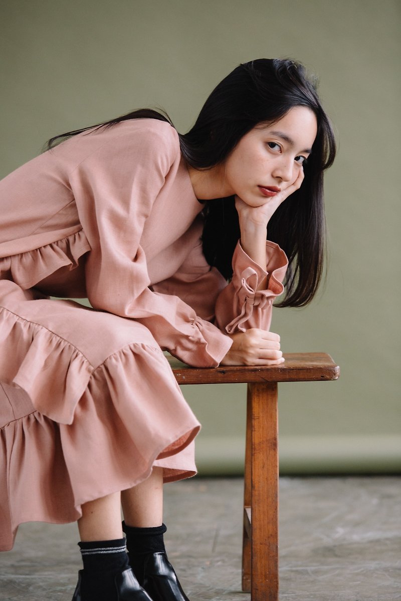 RUFFLE DRESS WITH LONG SLEEVES IN BABY PINK - 洋装/连衣裙 - 棉．麻 粉红色