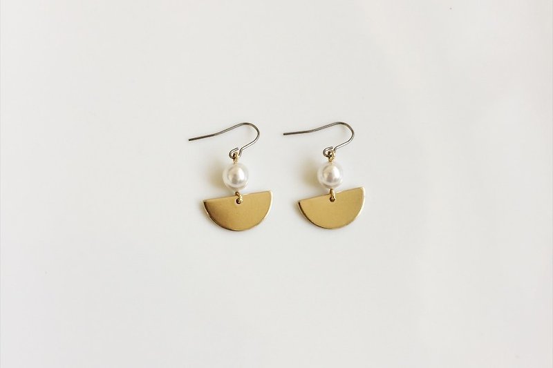 half 珍珠半圆黄铜造型耳环 - 耳环/耳夹 - 宝石 金色