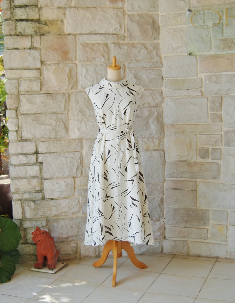 白地に水面の文様 光沢のストライプ ロールカラー フレンチスリーブ ロング ワンピース 裏地付き - 洋装/连衣裙 - 其他材质 白色