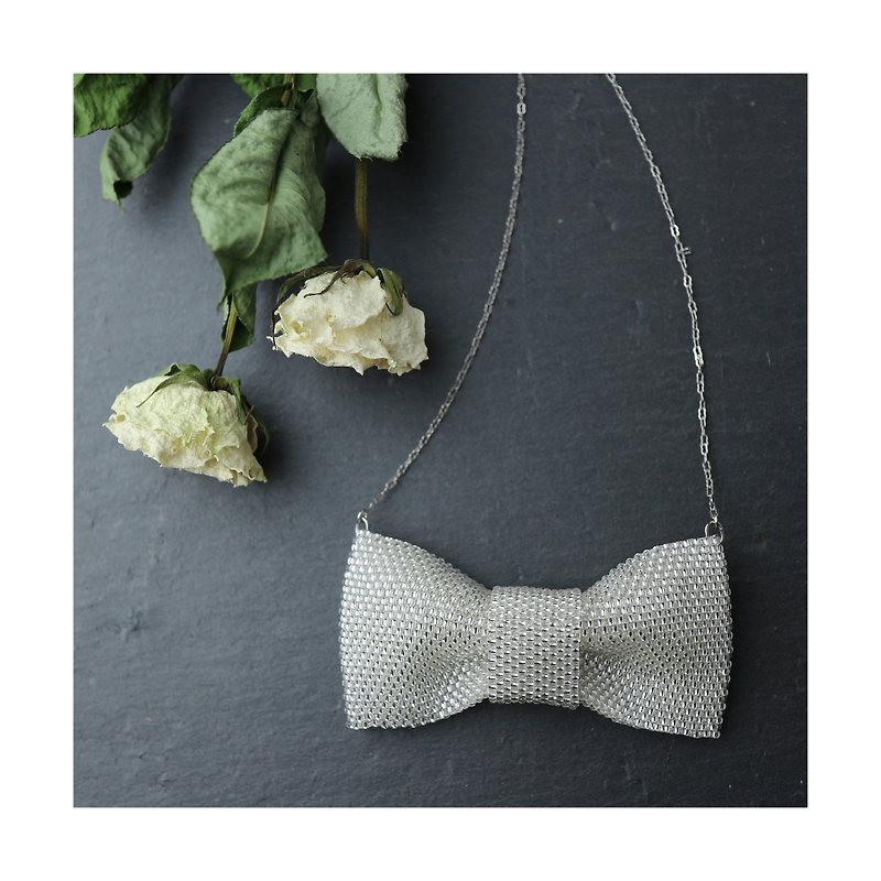Beaded Ribbon Necklace/ビーズで編んだリボンのネックレス - 项链 - 玻璃 白色