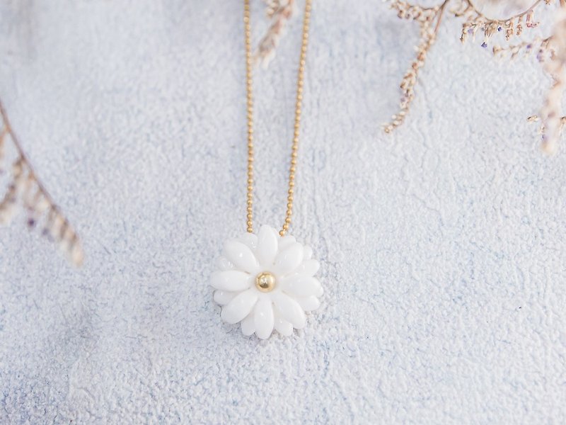 Daisy ~ white porcelain flower pendant ~ size S - 项链 - 陶 白色