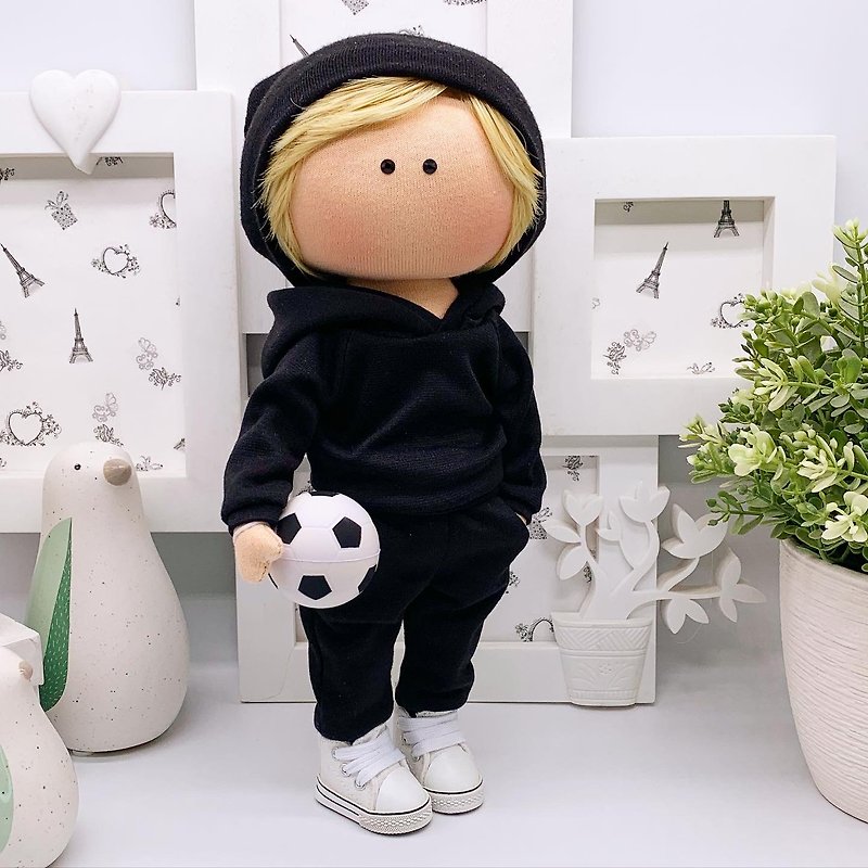 黑色运动衫和黑色运动裤的纺织布娃娃 BOY FOOTBALL PLAYER - 玩偶/公仔 - 棉．麻 黑色