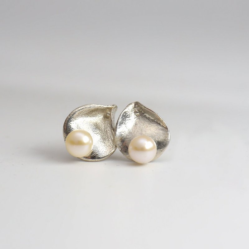 晨瓣露珠 - 纯银花瓣珍珠耳环 天然淡水珍珠 - 耳环/耳夹 - 珍珠 银色