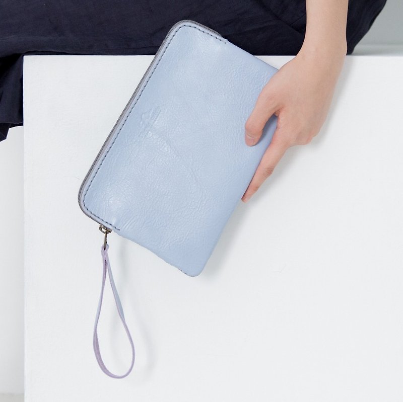 'TRIPLET GIANT' CLUTCH BAG WITH WRIST STRAP MADE OF COW LEATHER- LIGHT BLUE - 其他 - 真皮 蓝色