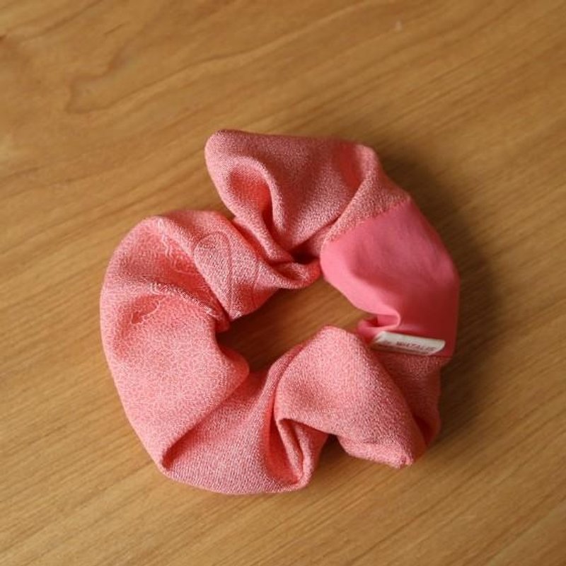 小さな扇が集まった　ピンクの幸せ髪飾り　きものシュシュ - 发饰 - 棉．麻 粉红色