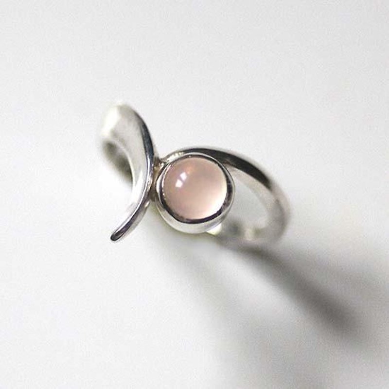 V-shaped Rose Quartz Ring - 戒指 - 其他金属 银色