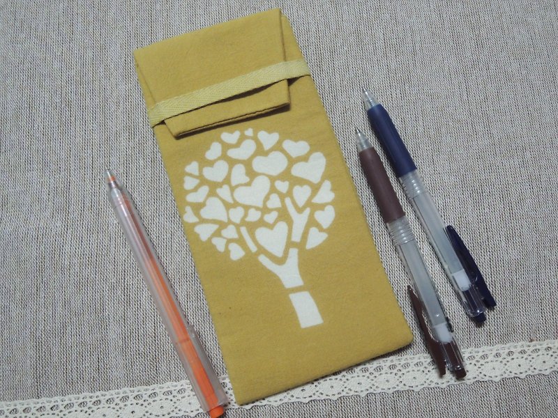 【姆姆草木染】洋葱皮染笔袋、眼镜袋(爱心树款) - 铅笔盒/笔袋 - 棉．麻 黄色