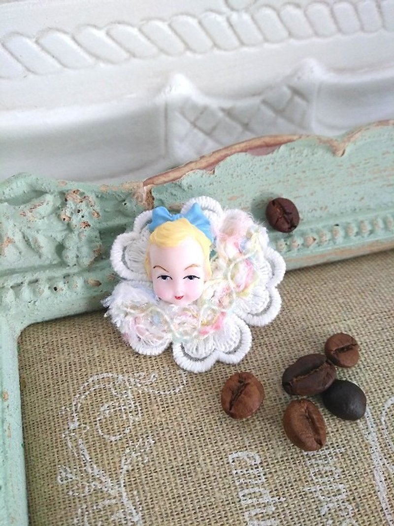 Garohands 美国古董娃娃头进口蕾丝织带手感别针*安妮款 F054 礼物 甜美 可爱 - 胸针 - 其他材质 多色