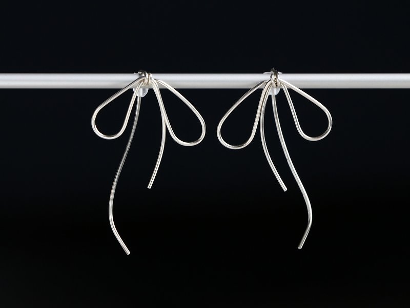 SV935(Argentium)-simple curve asymmetry ribbon pierced earrings/可換耳夾 - 耳环/耳夹 - 其他金属 银色
