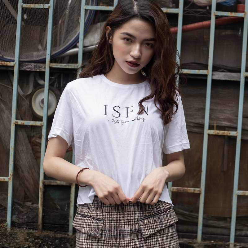 ISFN Logo crop top 短版 轻薄 舒适 上衣 T Shirt 夏天 海边 - 女装 T 恤 - 棉．麻 白色