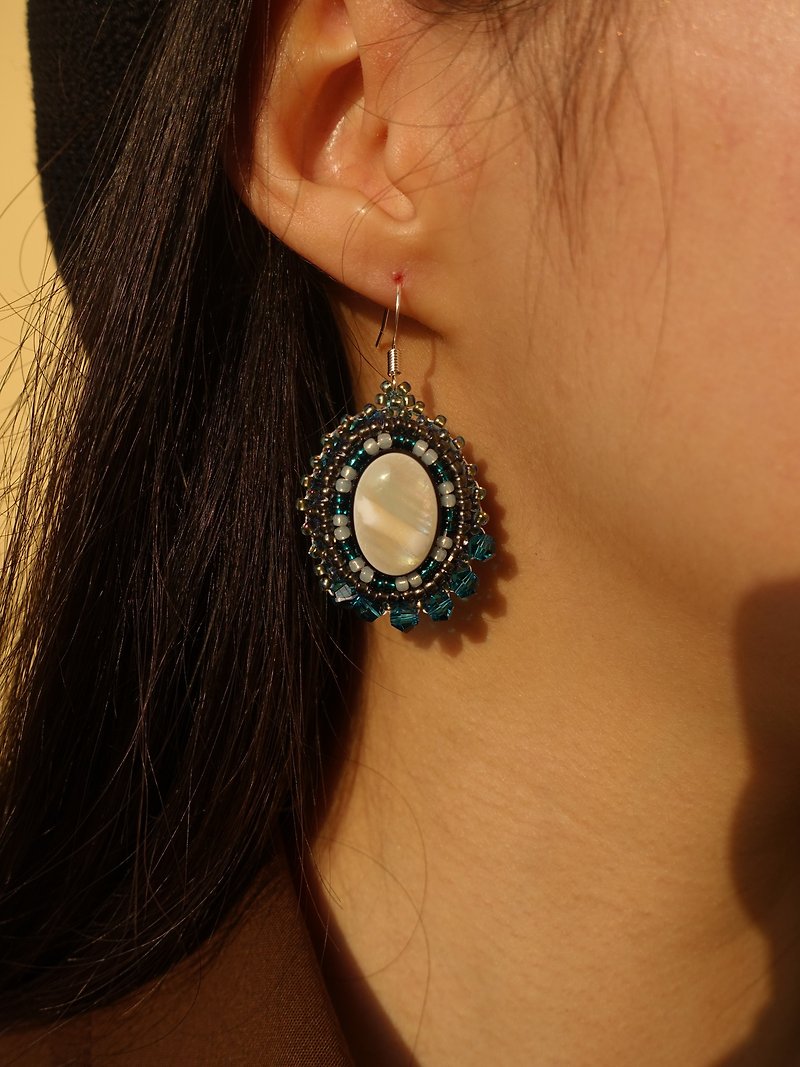手工穿珠刺绣耳环 - 耳环/耳夹 - 其他金属 蓝色