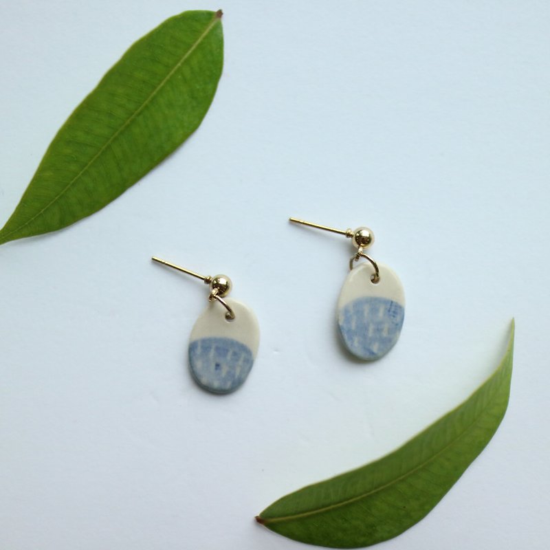 Oval shape ceramic earring with rain pattern - 耳环/耳夹 - 陶 