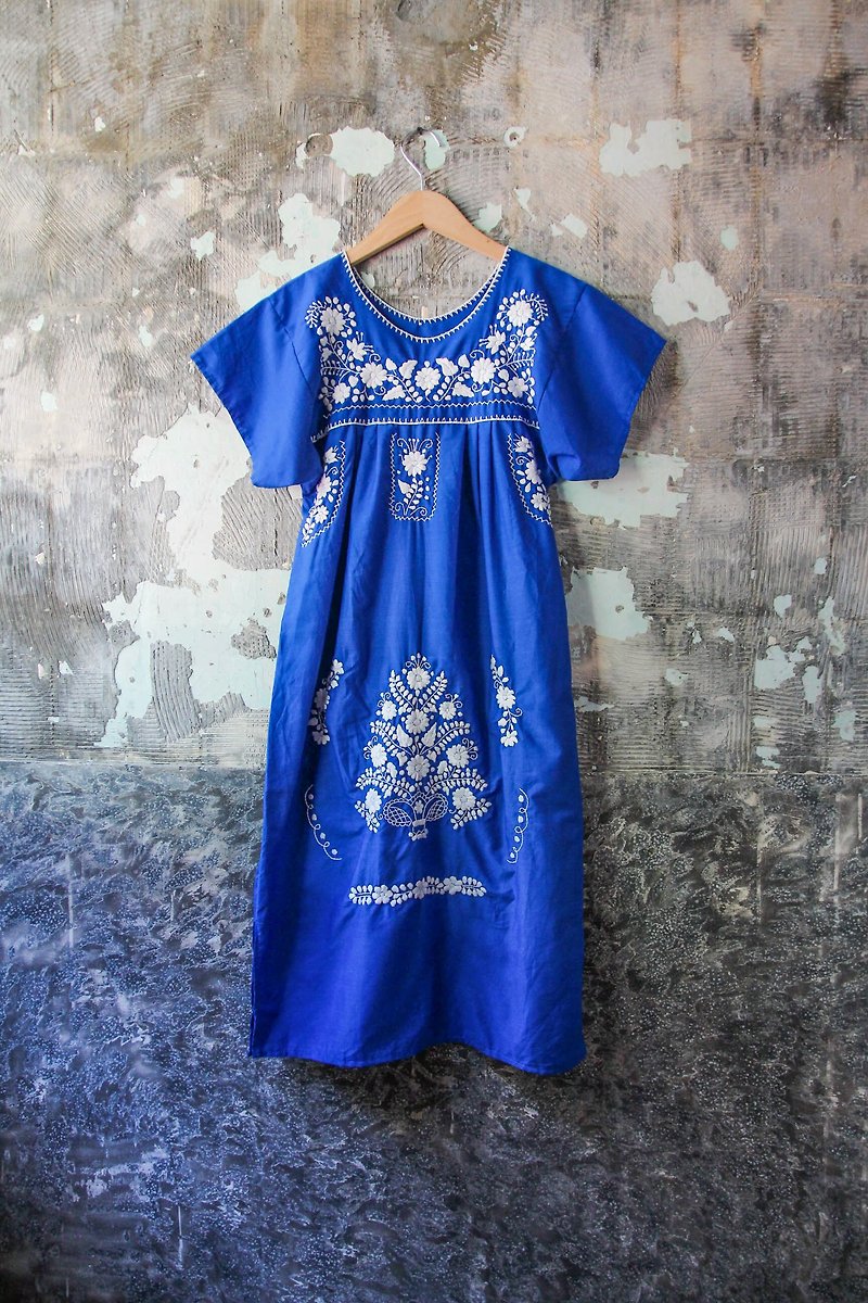袅袅百货公司-Vintage 蓝色白色花朵刺绣墨西哥洋装 复古着 - 洋装/连衣裙 - 棉．麻 