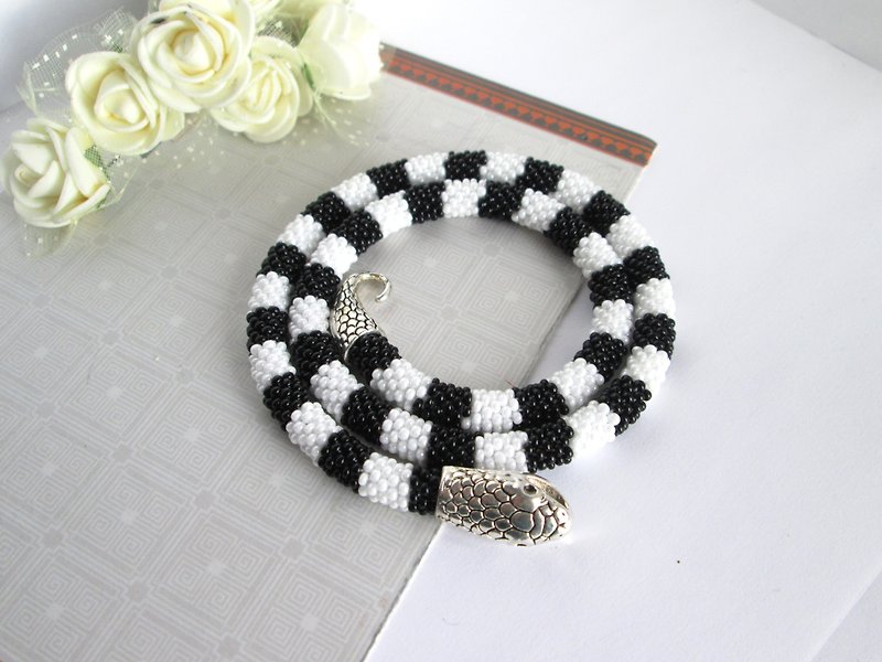 Black white royal snake necklace Ouroboros bracelet Animal necklace bead crochet - 手链/手环 - 其他材质 多色