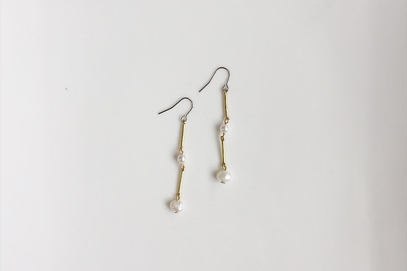摩斯密语系列 黄铜珍珠造型耳环 - 耳环/耳夹 - 其他金属 白色