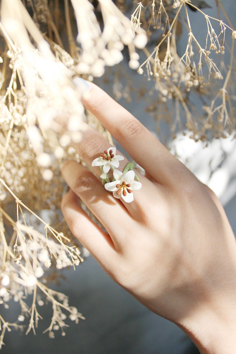 Lily Ring, Flower Ring, white Lily, Enamel Jewelry, Hand painted - 戒指 - 其他金属 白色