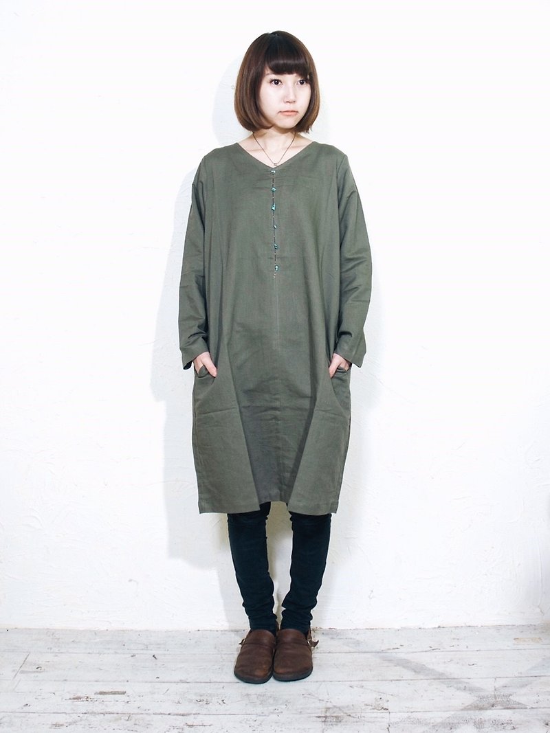 Omake交叉刺绣缀绿松石洋装（卡其绿） - 洋装/连衣裙 - 棉．麻 绿色