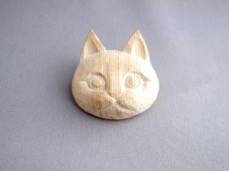 木彫りのくりくり目の猫ブローチ - 胸针 - 木头 卡其色