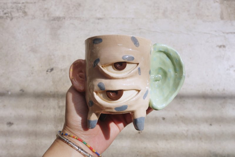 Big Handmade ceramic mug cup eyes in pastel. - 花瓶/陶器 - 陶 卡其色