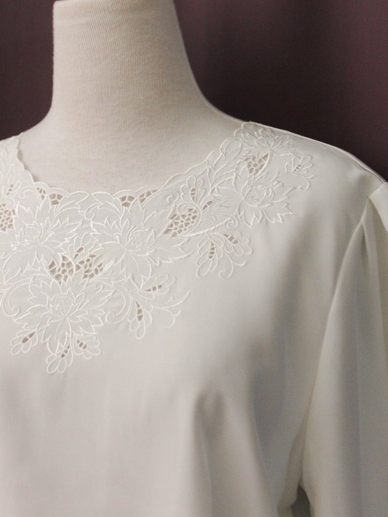 复古日本制典雅胸口花朵镂空刺绣圆领宽松白色长袖古着衬衫 - 女装衬衫 - 聚酯纤维 白色