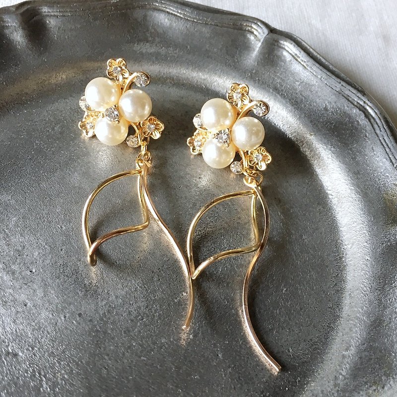 Gold pearl flower with waving earrings - 耳环/耳夹 - 贵金属 金色
