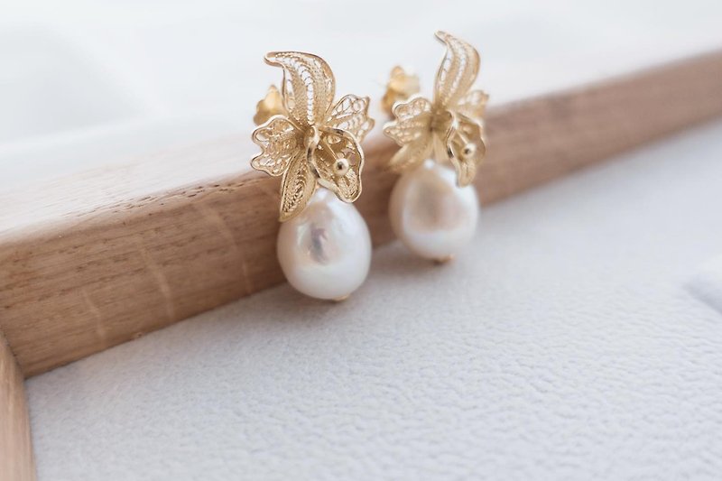 白色淡水变形珠 幸福之光系列 兰花耳环 可订制夹式 - 耳环/耳夹 - 纯银 白色