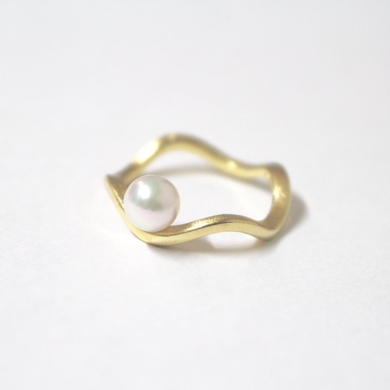 アコヤパールのうねうねリング Gold色 - 戒指 - 宝石 金色