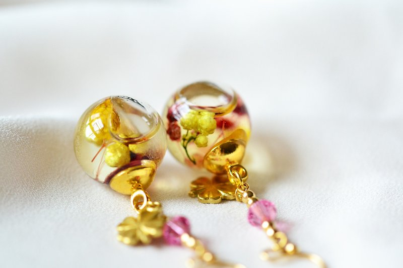 黄日。耳上的浮游花 干燥花 流动玻璃球 耳环 - 耳环/耳夹 - 植物．花 黄色