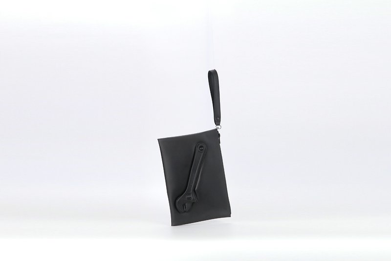POMCH  - VF MATTE 扳手 立体图案手拿包 (M) - 手拿包 - 塑料 黑色