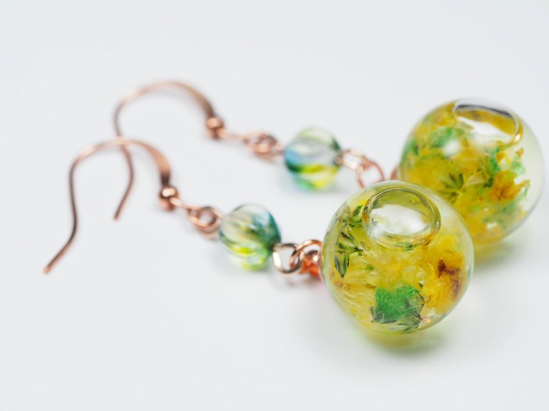 爱家作-OMYWAY日本绿色绣球浮游花琉璃珠玻璃球耳环耳夹1.4cm - 耳环/耳夹 - 玻璃 白色