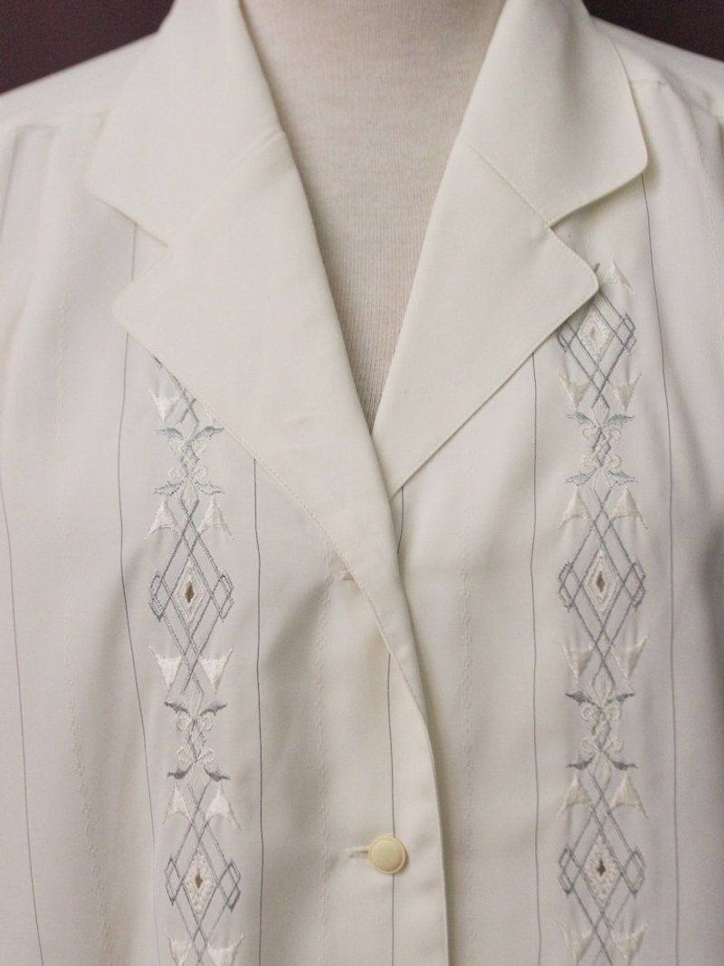 复古日本制典雅几何花朵胸口刺绣V领白色短袖古着衬衫 - 女装衬衫 - 聚酯纤维 白色