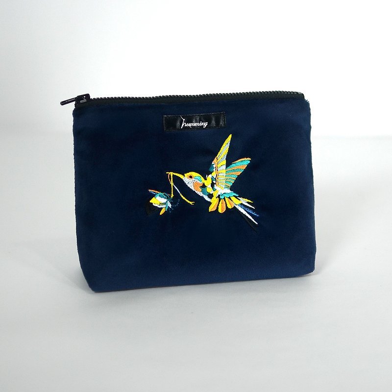 humming- 送花礼的蜂鸟 Embroidery cosmetic bag〈刺绣化妆包〉-绒蓝 - 化妆包/杂物包 - 绣线 蓝色