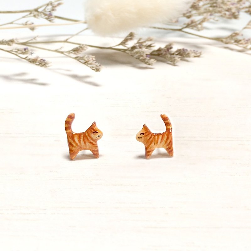 Tiny Brown Cat Earrings, Cat Stud Earrings, orange cat earrings, cat lover gifts - 耳环/耳夹 - 粘土 咖啡色