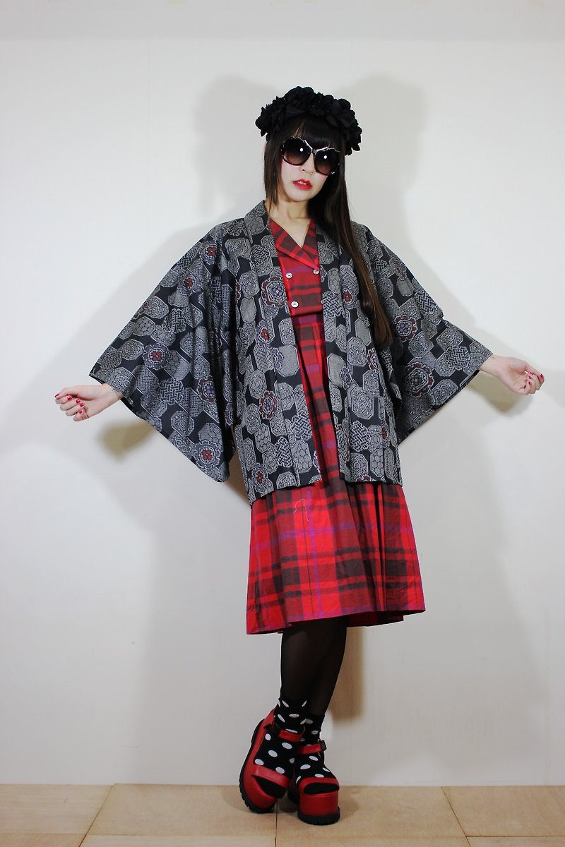 F2070[日本制和服](Vintage)黑灰色红色花朵织纹日本和服羽织（はおり）(圣诞礼物交换礼物) - 女装休闲/机能外套 - 棉．麻 黑色