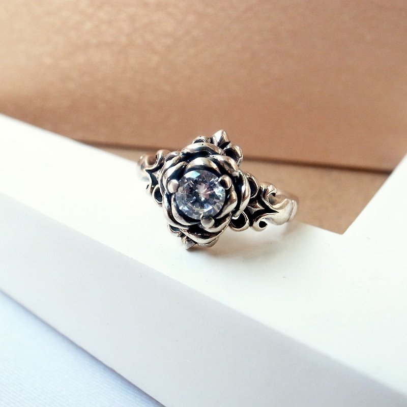 晶钻玫瑰鸢尾雕花戒指-925纯银 - 戒指 - 其他金属 银色