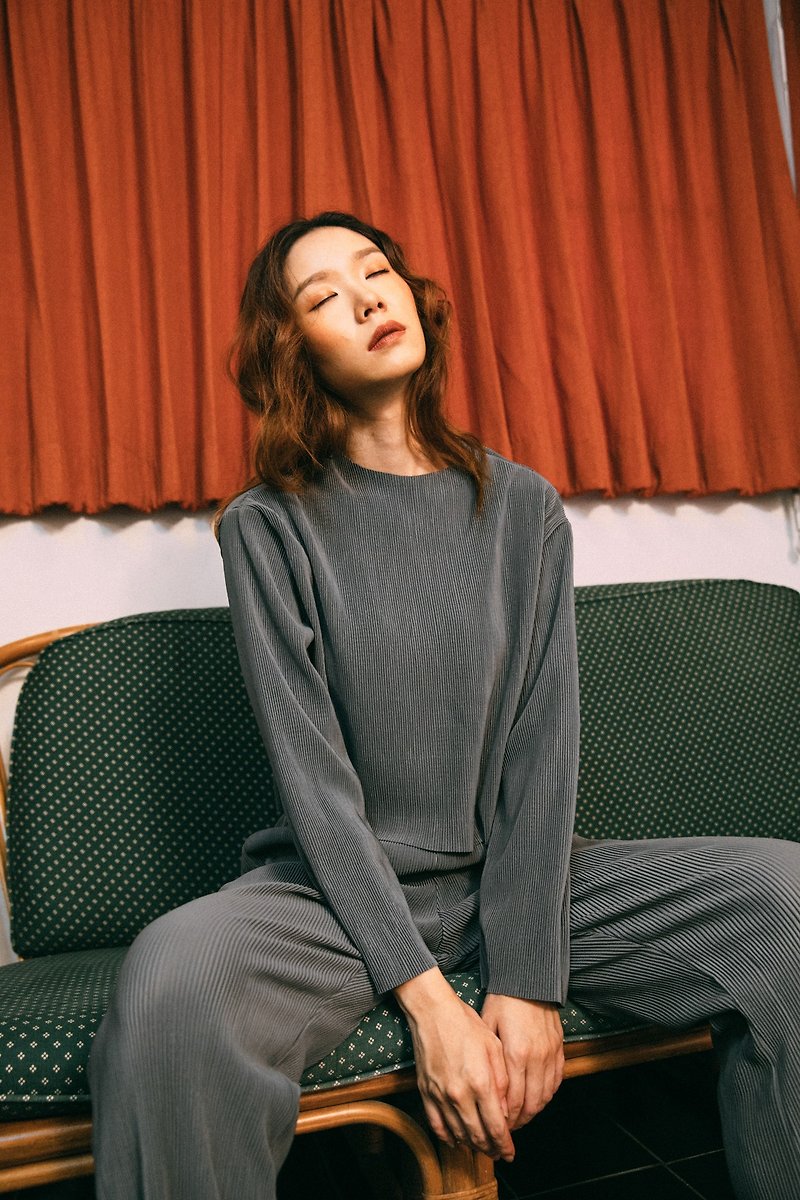 MINIMAL GREY PLEAT CROP BLOUSE TOP WITH HIGH NECK AND LONG SLEEVE - 女装上衣 - 其他材质 灰色