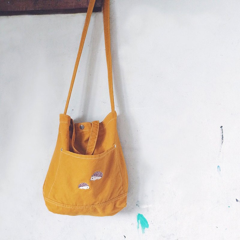 Hedgehog Embroidery - Canvas Crossbody Bag : Yellow Mustard - 手提包/手提袋 - 棉．麻 黄色
