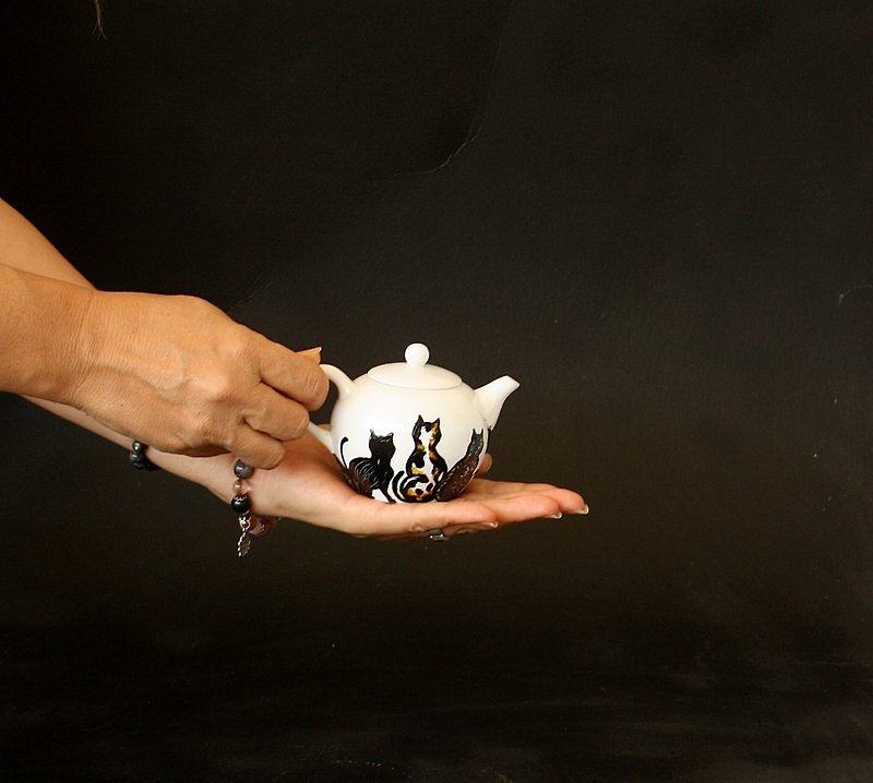 Small milk teapot ceramic cat design hand painted - 咖啡壶/周边 - 陶 白色