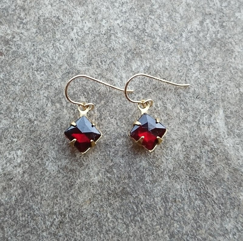 深石榴红玻璃耳环 - 耳环/耳夹 - 玻璃 红色